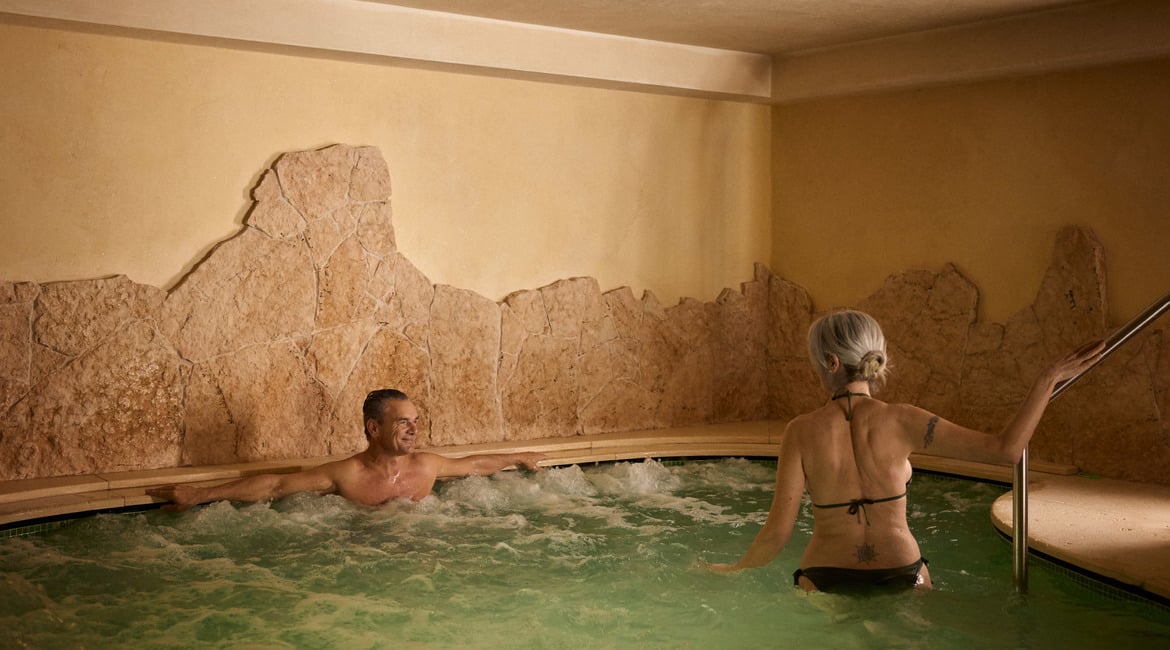 Hotel con piscina idromassaggio coperta a Corvara